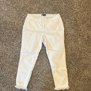 Democracy White Ankle Cropped Jeans with Frayed Hem